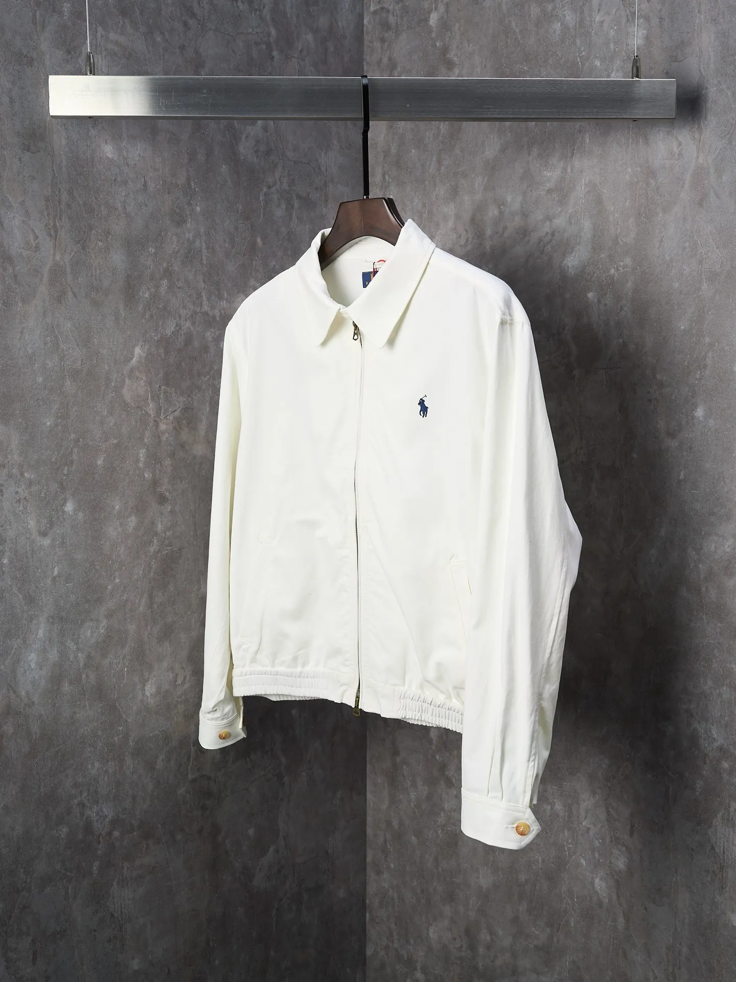 P460 Actual auction] Ralph Lauren/Ralph Lauren blue pony logo embroidered zipper jacket [Ready stock] S M L XL custom cloud velvet white twill cotton, soft and silky, comfortable and skin-friendly. Dressed in pure white, it exudes an innate elegance. The exquisite indigo pony logo is embellished. Fully recognizable. With an atmosphere of freedom and vitality, a symphony of pure and smart colors, and a neat version to reconstruct the classics. Use versatile genes to define modern relaxation. Use imported machine embroidery technology. Use advanced computer control systems and precision mechanical components to achieve iconic pony embroidery operations. High precision. Smooth and delicate lines. Template machine bag opening. Preset templates guide the position, shape and size of the bag opening. Accuracy ensures the quality of the bag opening effect. The hem is made in one go using a three-needle waist stretching machine. The special needle position and feeding mechanism of the machine are used to sew the elastic band and the fabric together in the same process. The three-needle design is more solid. Able to evenly distribute pressure to ensure tight fit between the elastic band and the fabric. Process 4: The fabrics are washed carefully and have a better hand feel. Not easy to deform, not easy to shrink, not easy to fade, and maintain long-term beauty and fit.